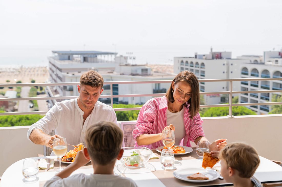 Residence Serenissima in Bibione: Ferienwohnungen am Meer mit Küche