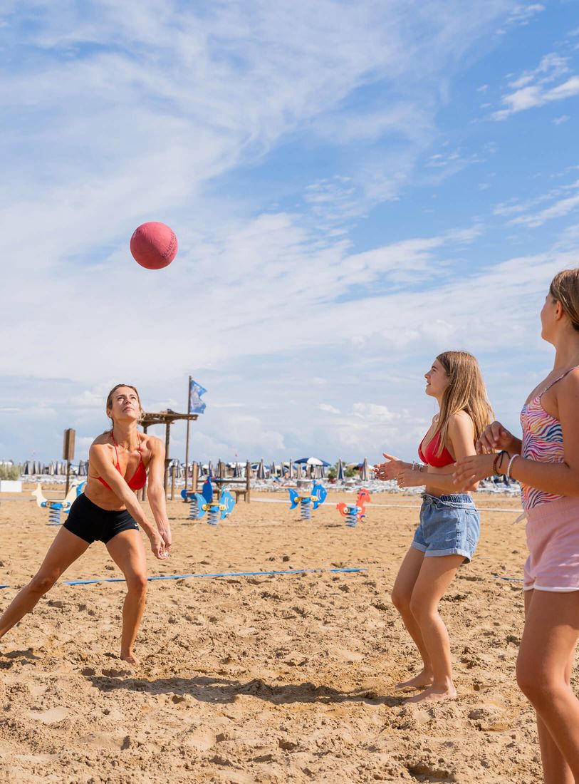 Strandon űzhető sportok és strandröplabda Bibionéban