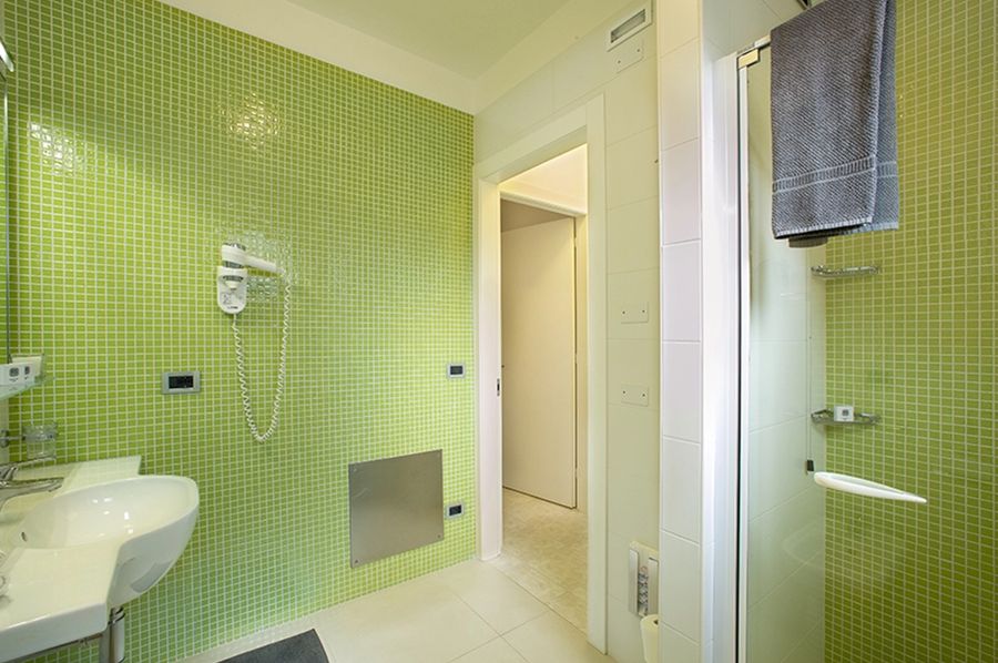 Residence Serenissima v Bibione: dvoupokojový apartmán s velkým sprchovým koutem