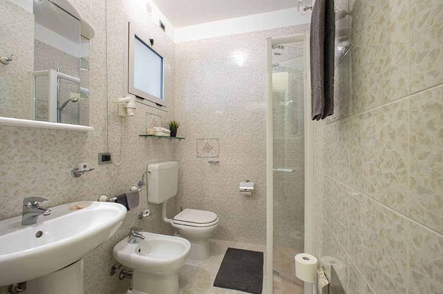 Residence Serenissima: pronájem dvoupokojových apartmánů v Bibione s vlastní koupelnou